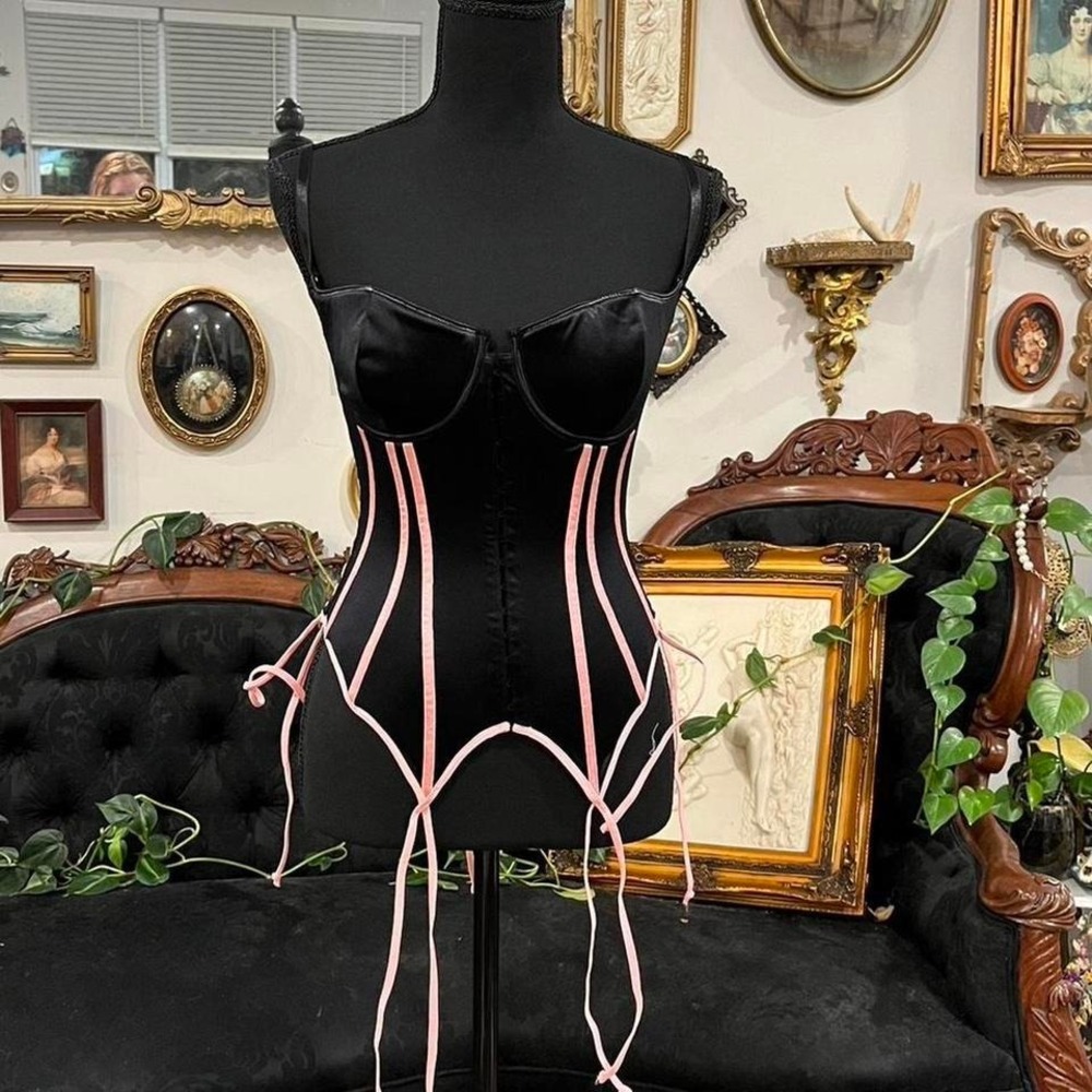 Vintage Y2K Black Corset with Pink Ribbon Detail (36C)
